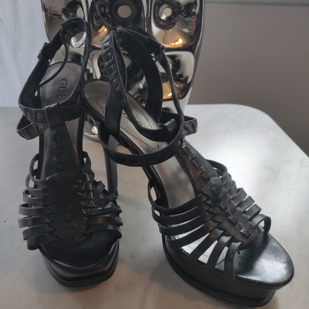 Strappy Guess black sandals